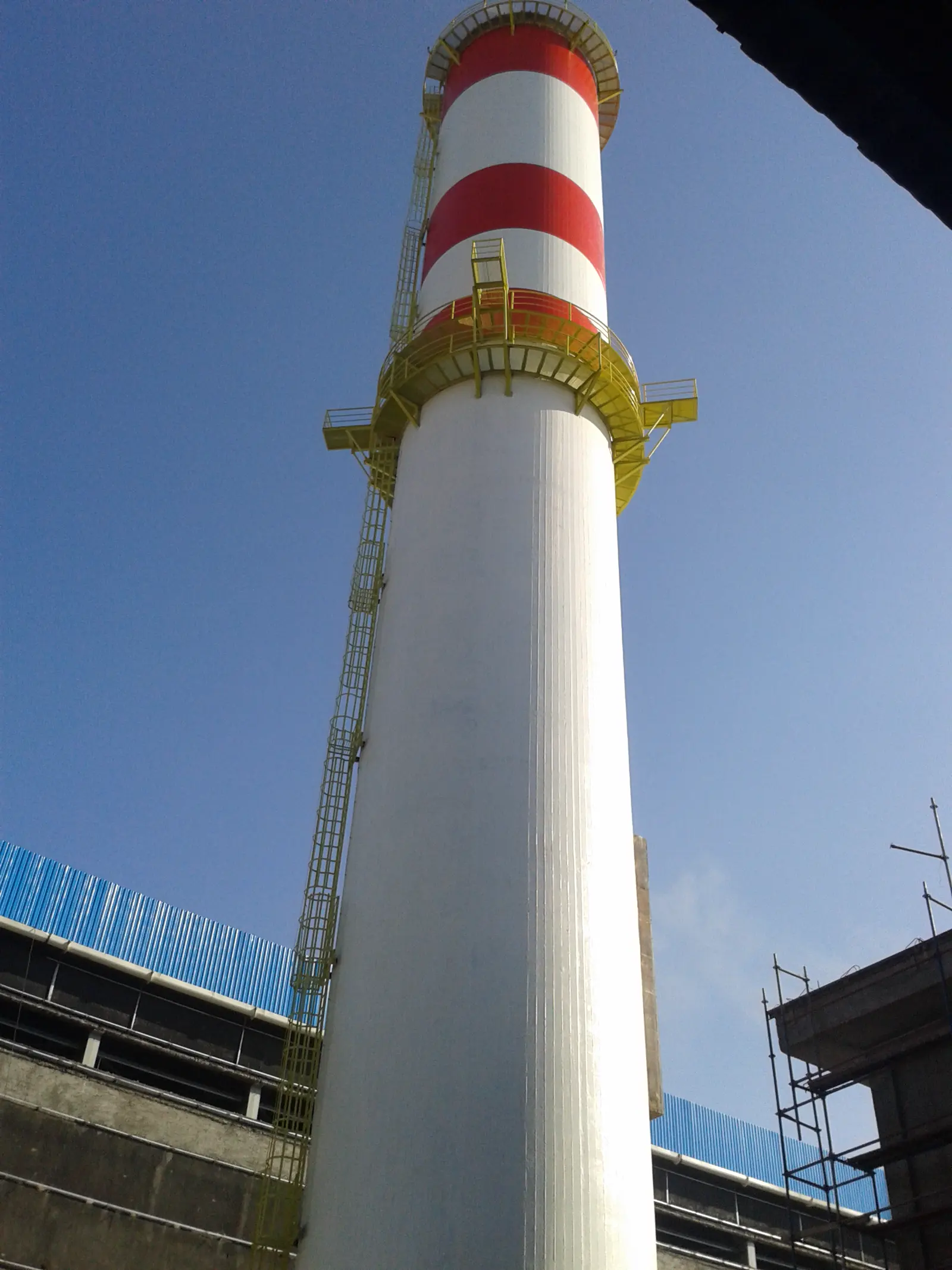 Plataformas superiores de la chimenea y escalera de gato con jaula en Eti Alüminyum Seydişehir
