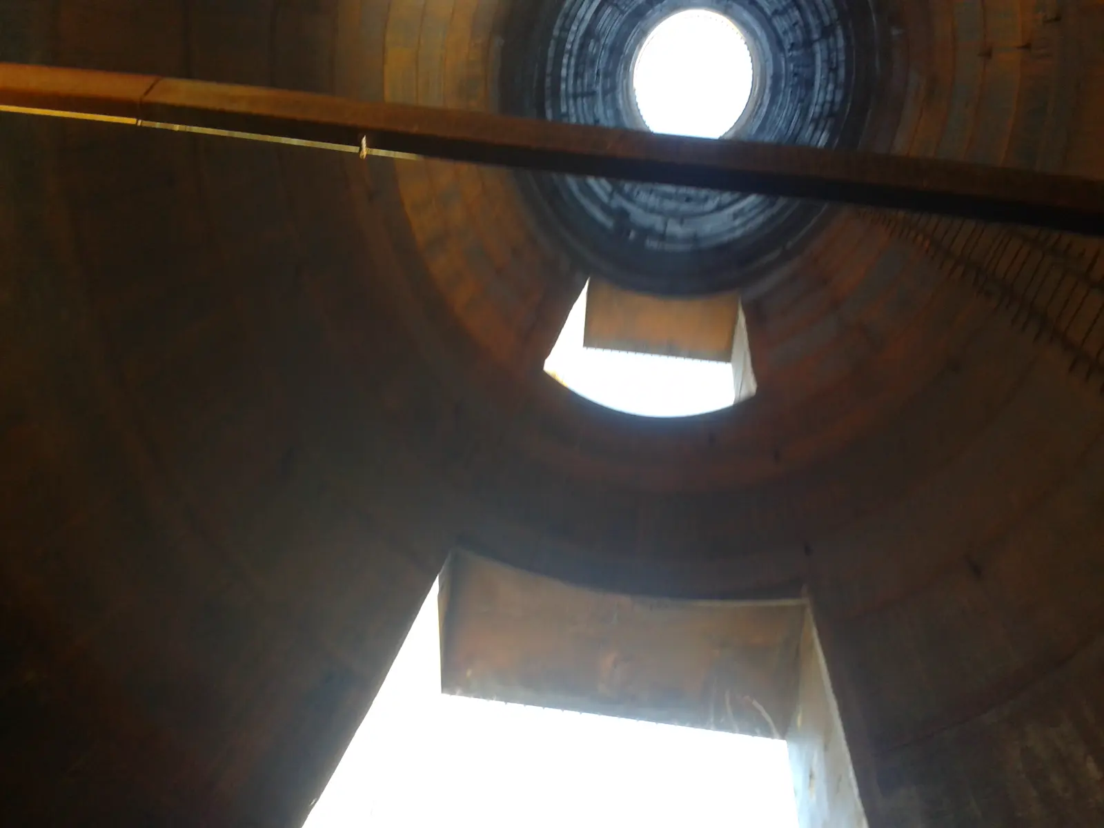 Conducto de la chimenea visto desde el interior hacia arriba, Eti Alüminyum Seydişehir