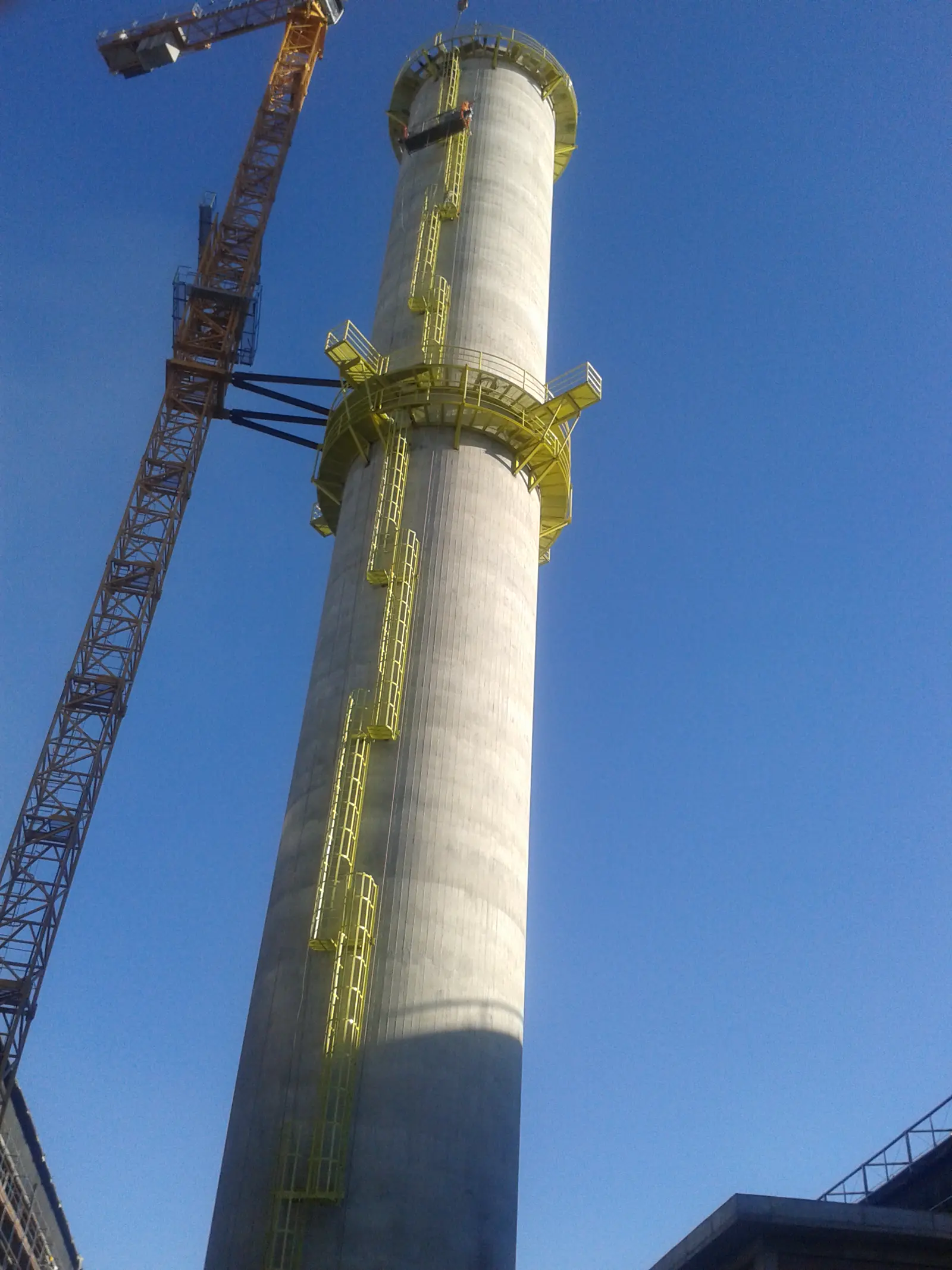 Fuste de la chimenea con plataforma de acceso y grúa torre durante los trabajos en Seydişehir