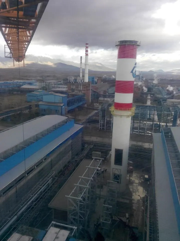 Cheminée rouge et blanche réhabilitée parmi les bâtiments de l’usine Eti Alüminyum, Seydişehir