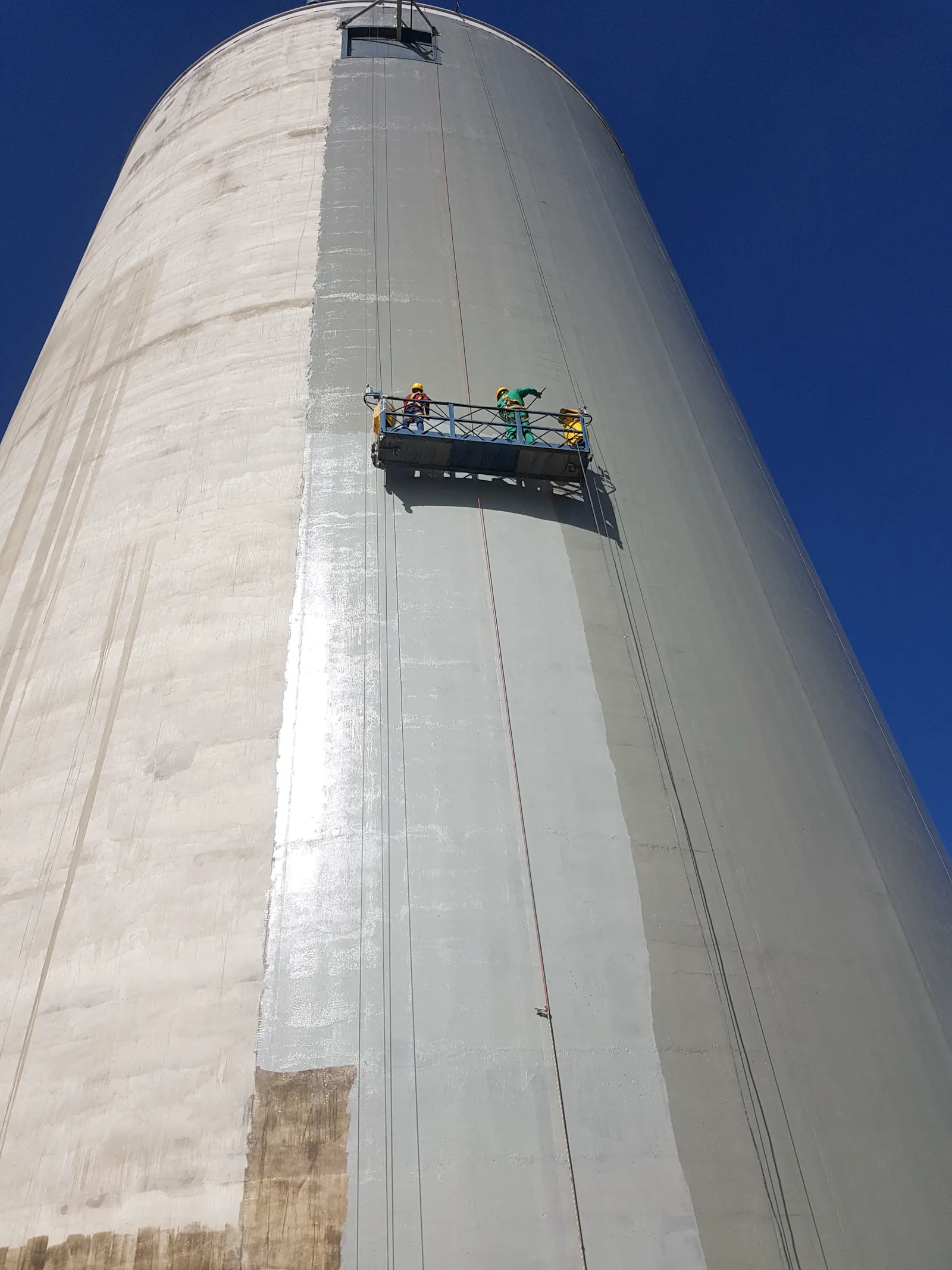 Aplicación de revestimiento en el fuste del silo de 46,20 m desde una plataforma colgante, Seydişehir