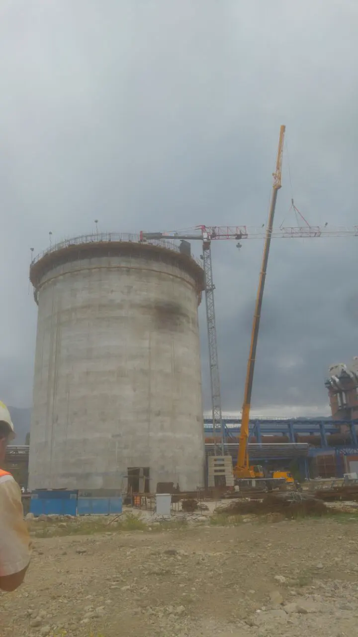 Fuste de hormigón terminado del silo de almacenamiento de Seydişehir con grúa torre