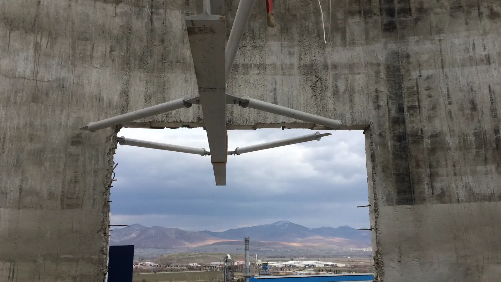 Abertura en la pared del silo que enmarca las montañas de Seydişehir