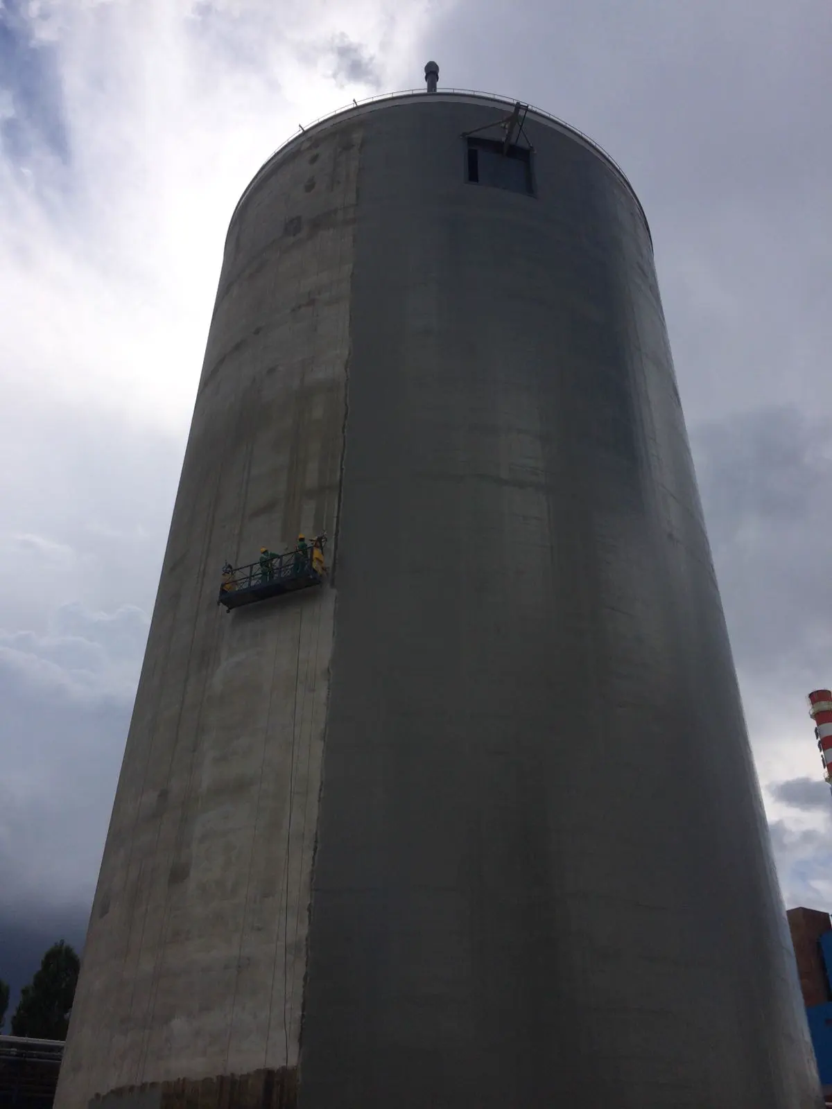 Silo de almacenamiento de hormigón armado pintado en Eti Alüminyum Seydişehir
