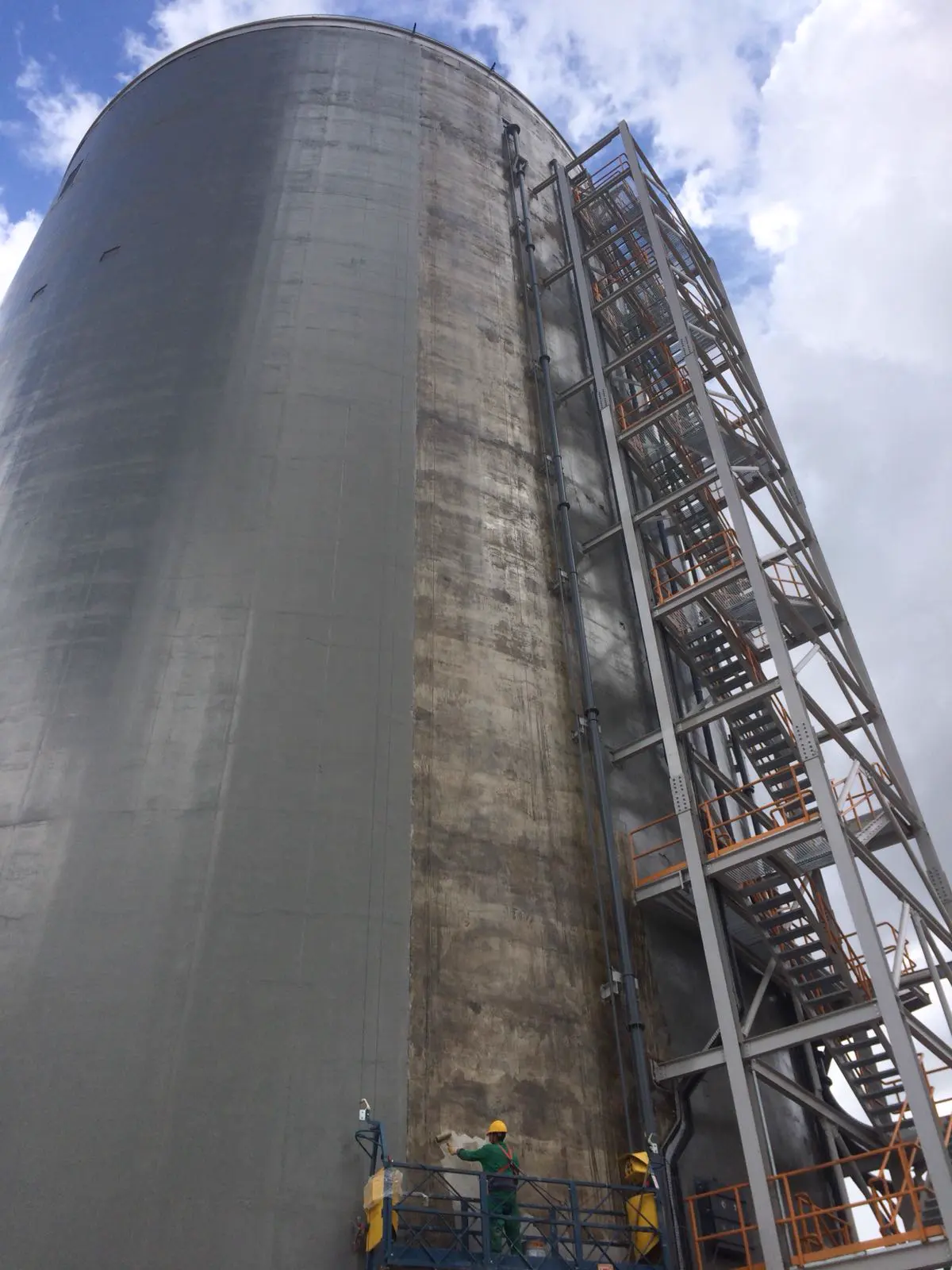 Revestimiento del fuste del silo junto a la torre metálica de escaleras, Seydişehir
