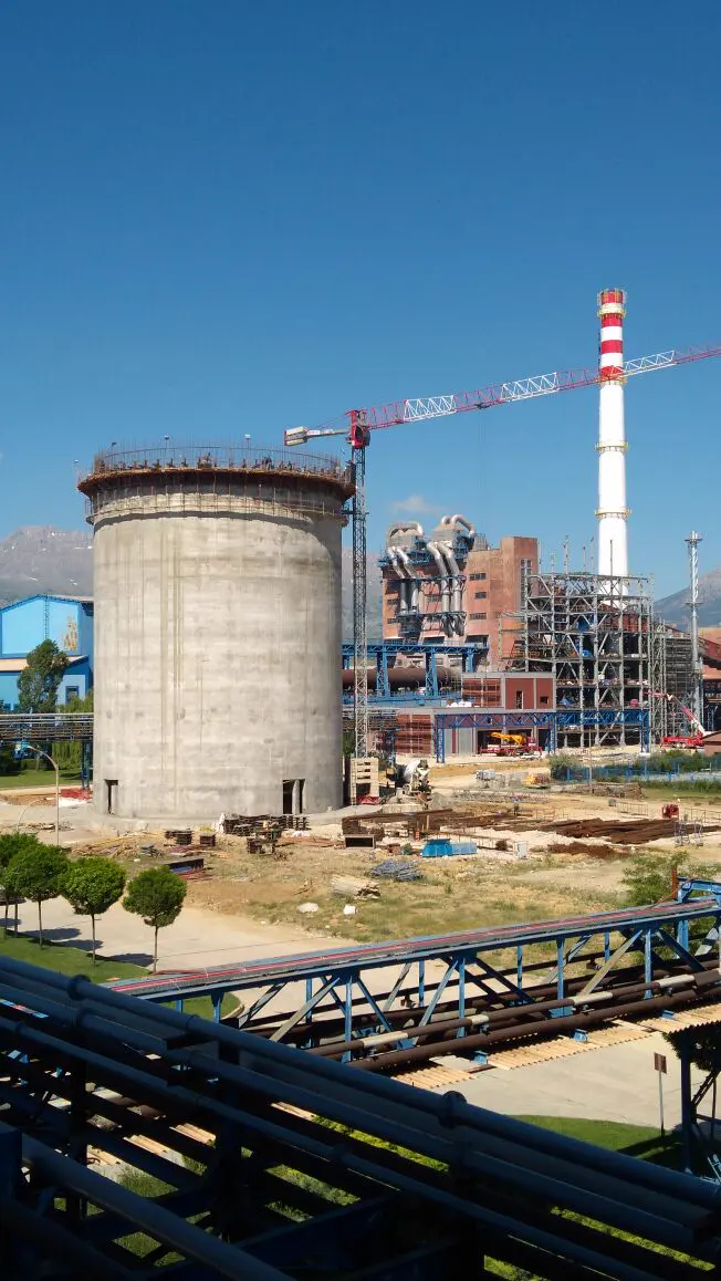 Silo de almacenamiento y grúa torre dentro de la planta de Eti Alüminyum, Seydişehir