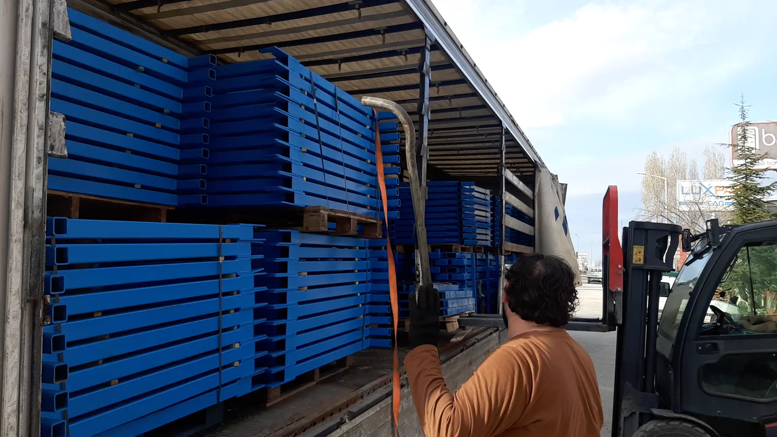 Panneaux de coffrage glissant chargés sur un camion pour le Turkménistan
